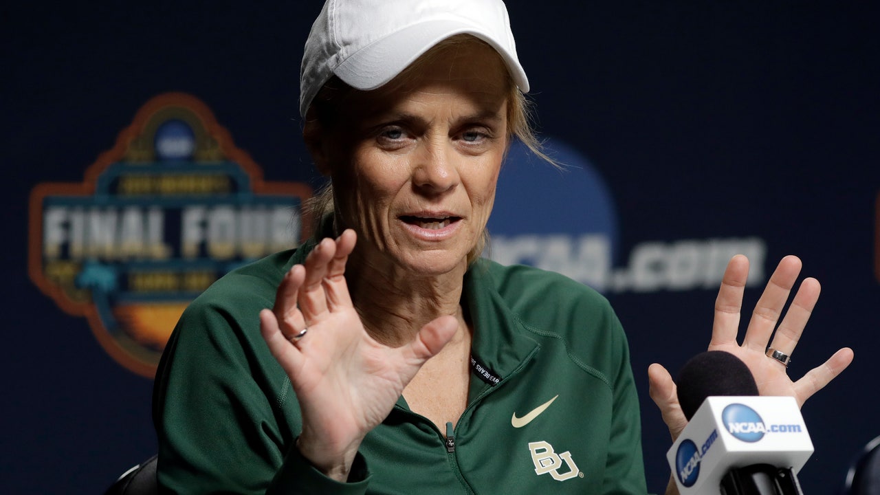 Mulkey mixes family with winning big at Baylor